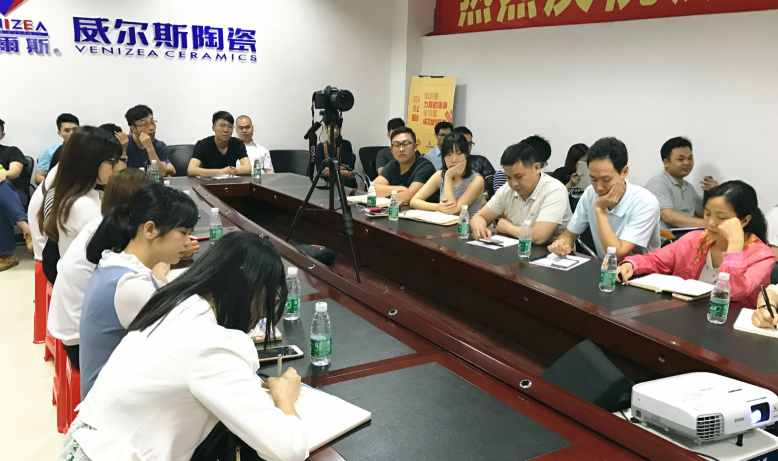 培训现场，学员们认真听讲