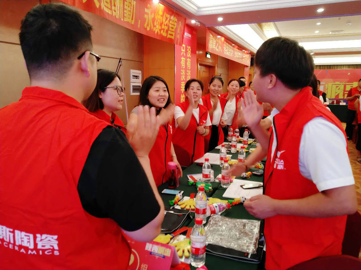 陕西疯惠活动现场家人热情高涨