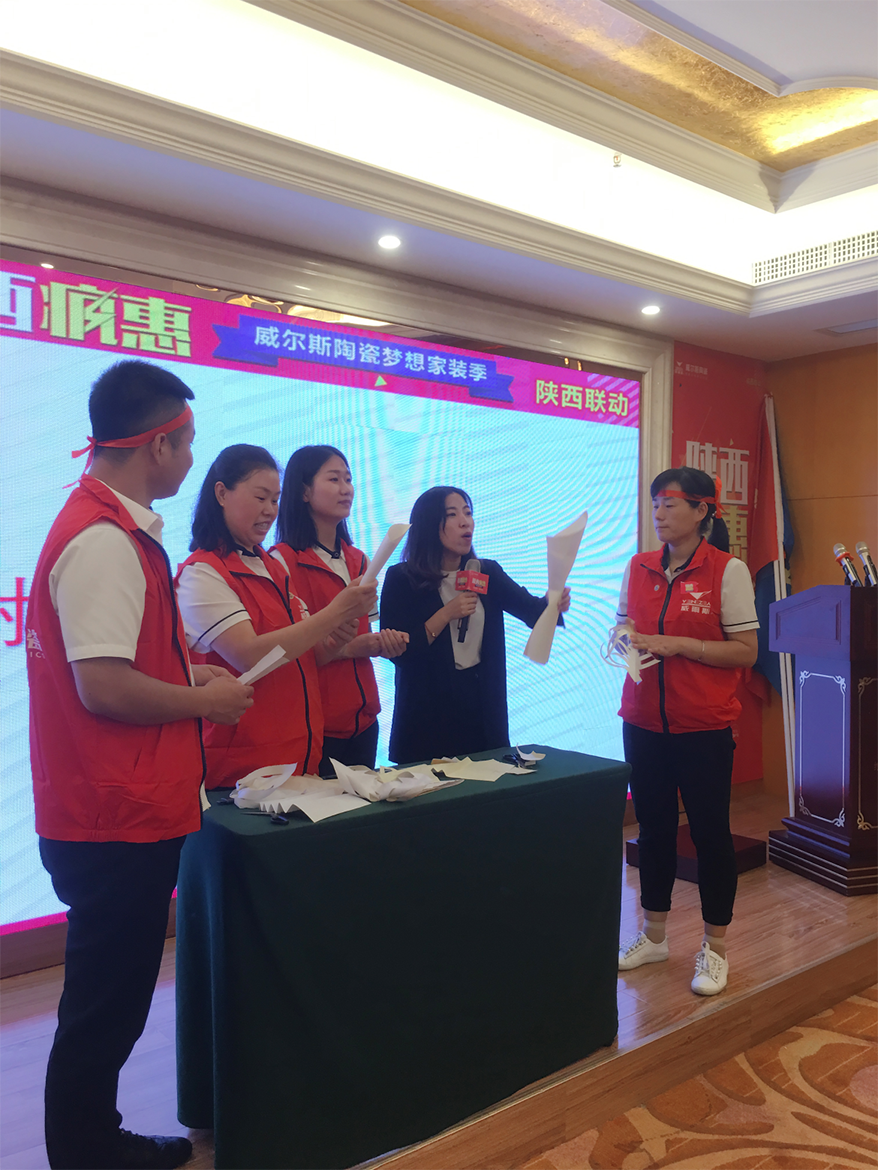 学员们认真听讲，动手演练