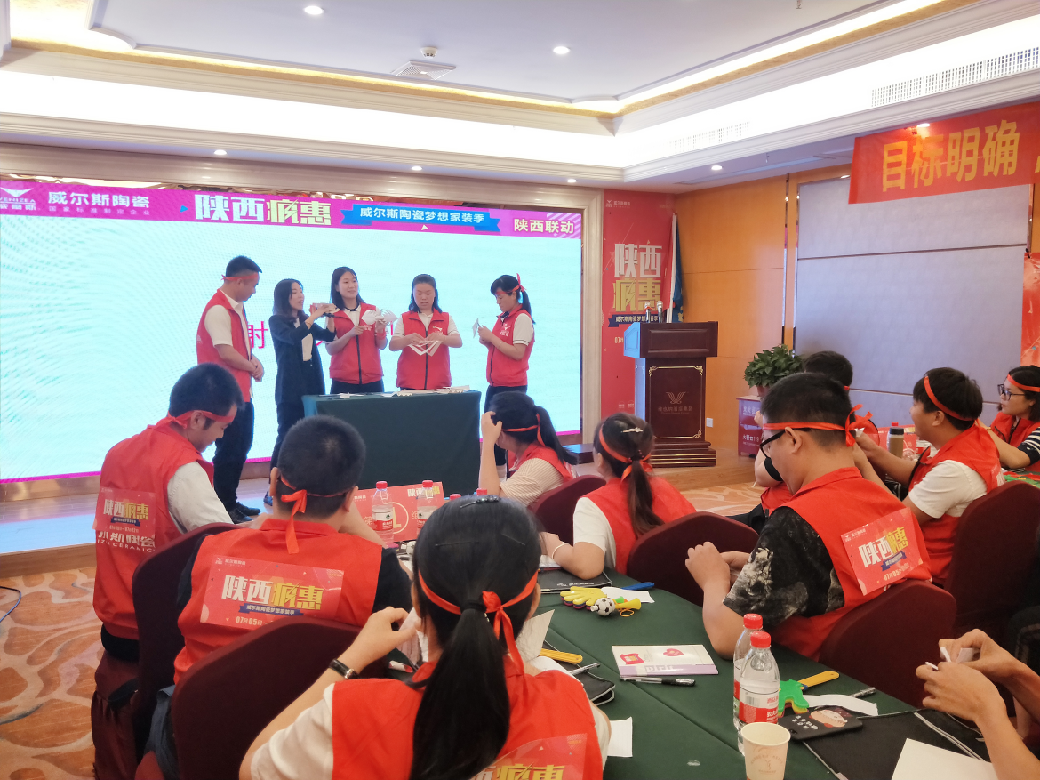 学员们认真听讲，动手演练